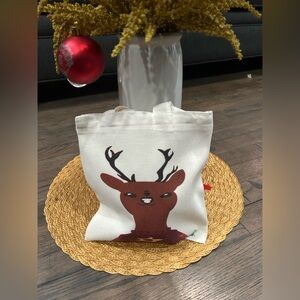 Reindeer in a purple Christmas sweater: Tote bag with original design.